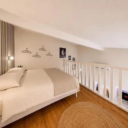 Le Quai 70 Duplex Retro Chic Neuf Et Climatise Toulouse